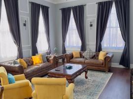 The Historic Bourbon Suit walk to French Quarter, homestay di New Orleans