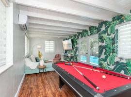 La Playita: Luxury 4-BR Villa Pool Miami 16 Guests, familjehotell i Miami