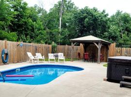 Niagara Falls Villa with Private pool, hottub, water view and Breakfast, hotell med jacuzzi i Niagara Falls