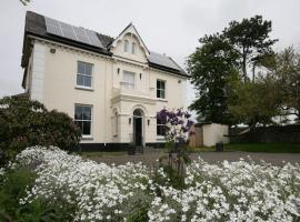 Caemorgan Mansion, guest house in Cardigan