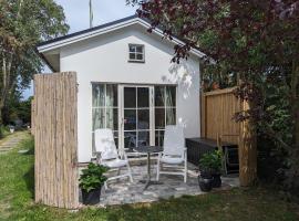 Cute little cottage in Höllviken โรงแรมในโฟลวิเคน