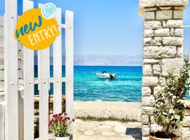 Beachfront House Christina with private heatable pool by DadoVillas, vila v destinaci Kassiopi