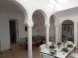 Riad plain pied 2 chambres jardin terrasse & bassin, αγροικία σε Tamraght Ouzdar