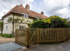 Spacious family cottage with private garden and forest walks、バーリーのホテル