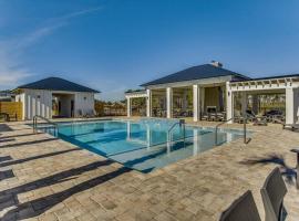 Modern Luxury 4BR Pool Bay Access Outdoor Dining, hotel mewah di Pensacola