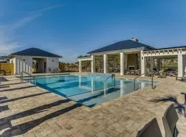 Modern Luxury 4BR Pool Bay Access Outdoor Dining