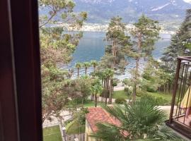 wonderful lake front appartment near Bellagio: Limonta şehrinde bir otoparklı otel