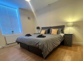 Spacious ground floor suite comfortably sleeps up to eight, apartamento en Halifax