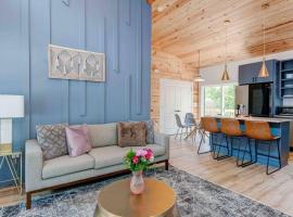 Luxury Modern Cabin with Hot Tub, Hotel in Lake Lure
