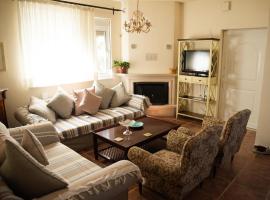 The Early Bird - Cosy 2-Floor House with Garden, hotell i Alexandroúpoli