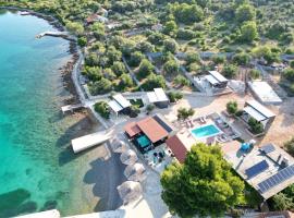 Beach resort BAIN - house Lady, free transport, pool, bbq, breakfast, restaurant, Island of Žut - Kornati, feriebolig i Pristanišće