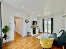 Modern 3 Bed Romford Home (Free Parking), hotel in Havering
