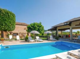 Amazing Apartment In Monte Rinaldo With Outdoor Swimming Pool, Wifi And 3 Bedrooms, hotel sa Monte Rinaldo