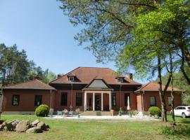 Villa Ambrosian (Haupthaus), hotel in Trzebież