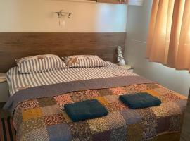 Joy, seaside, cozy familly place, free parking and wifi in Camp Dalmatino，德拉葛的度假園區