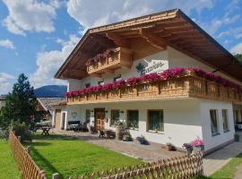 Haus Enzian Apartments, hotel di Kartitsch