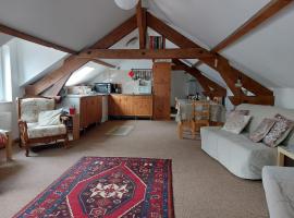 The Hayloft at Orchard Farm, hotell med parkeringsplass 