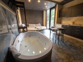 garda fantasy paradise silver o gold，位于代森扎诺-德尔加达的酒店