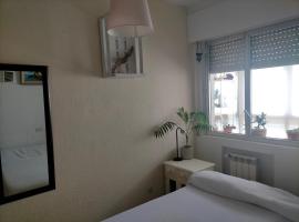FEMALE ONLY Pinar de Chamartin room, guest house di Madrid