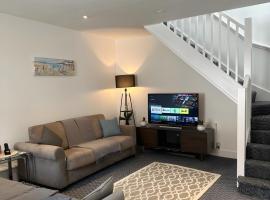 Amo Mews House - Central, Private Patio & Free Parking, hotel v destinaci Worthing