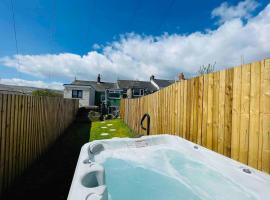 HOT TUB - Miners Cottage - edge of Brecon Beacons National Park - Heritage Town, &xi;&epsilon;&nu;&omicron;&delta;&omicron;&chi;&epsilon;ί&omicron; &mu;&epsilon; &upsilon;&delta;&rho;&omicron;&mu;&alpha;&sigma;ά&zeta; &sigma;&epsilon; Blaenavon