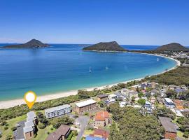 'Serenity Now' Shoal Bay Beach Front with All Linen, WiFi and Air Con, hotel sa Nelson Bay