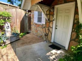 Tuscany Dream Rock Cottage/#8, hotel in Eureka Springs