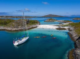 Liveaboard sailing tour in Harstad islands, feriebolig i Harstad