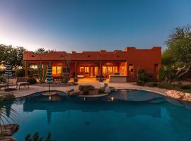 Sprawling Arizona Oasis w/ Dream Backyard – domek wiejski w mieście Anthem