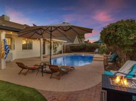 Complete Luxury Home w/ Pool, Spa & Putting Green, hotel de luxe a Mesa