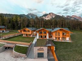 Les Ciases Chalets Dolomites, hotel in San Vigilio Di Marebbe