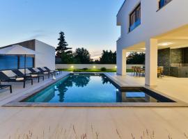 CROWONDER Mila Prestige Villa with Heated Swimming Pool, Jacuzzi and Sauna, отель в Затоне