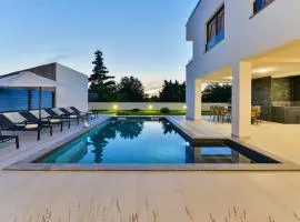 CROWONDER Mila Prestige Villa with Heated Swimming Pool, Jacuzzi and Sauna