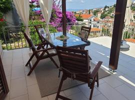 Apartments with sea view, hotel v destinácii Stomorska