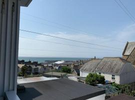 Stunning 2 bed apartment with sea views, Penzance, hotel en Penzance