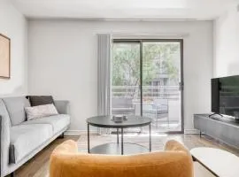 Studio City 2br w pool gym wd nr Olive Ave LAX-922