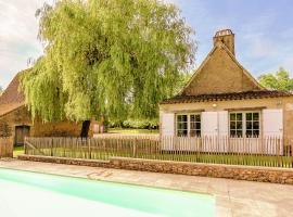 Restored farmhouse with private pool, hótel í Campsegret