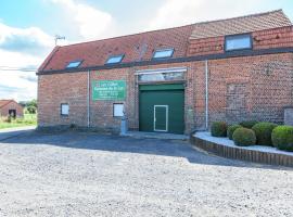 Large cottage overlooking the sunny courtyard with fountain, hotell i Le Bizet