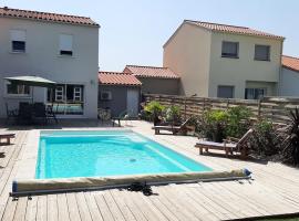 Villa La Palmeraie avec piscine terrasse Poolhouse, hotelli kohteessa Ortaffa