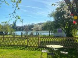 Maison face à l'étang, ξενοδοχείο σε Précy