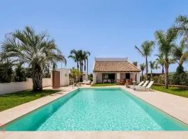 Posh villa with pool & jacuzzi