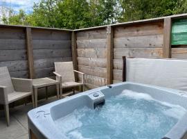 Fox Lodge with Hot Tub, hotell med jacuzzi i Cupar