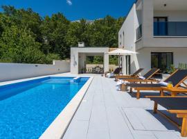 NEW! 3-bedroom villa Pera with heated pool, 7km from beach, будинок для відпустки у місті Gata