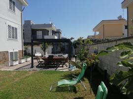 Villa Vita - Monolocale con giardino, alojamento para férias em Acilia