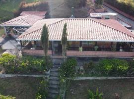 Casa de Campo vía El Peñol Guatapé, hotel en Marinilla