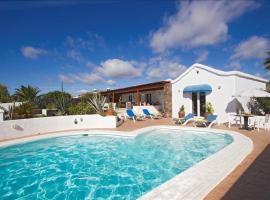 Villa Stone Deluxe - 4 Bedrooms sea view private pool, пляжне помешкання для відпустки у місті Тіас