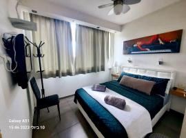 Sea View Suites - דירות נופש עם מקלט, hotell i Caesarea