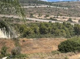 במורד ההר, alojamento na praia em Shelomi