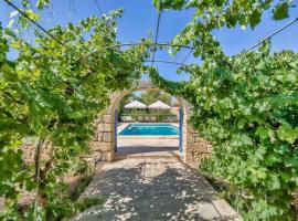 Casa Mezzodì' - Luxurious 18th C. Farmhouse with Gardens & Pool, hotel v destinaci Kerċem