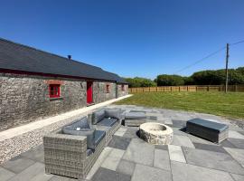 Beudy Howel - A beautiful converted barn close to the coast、Llansadurnenのコテージ